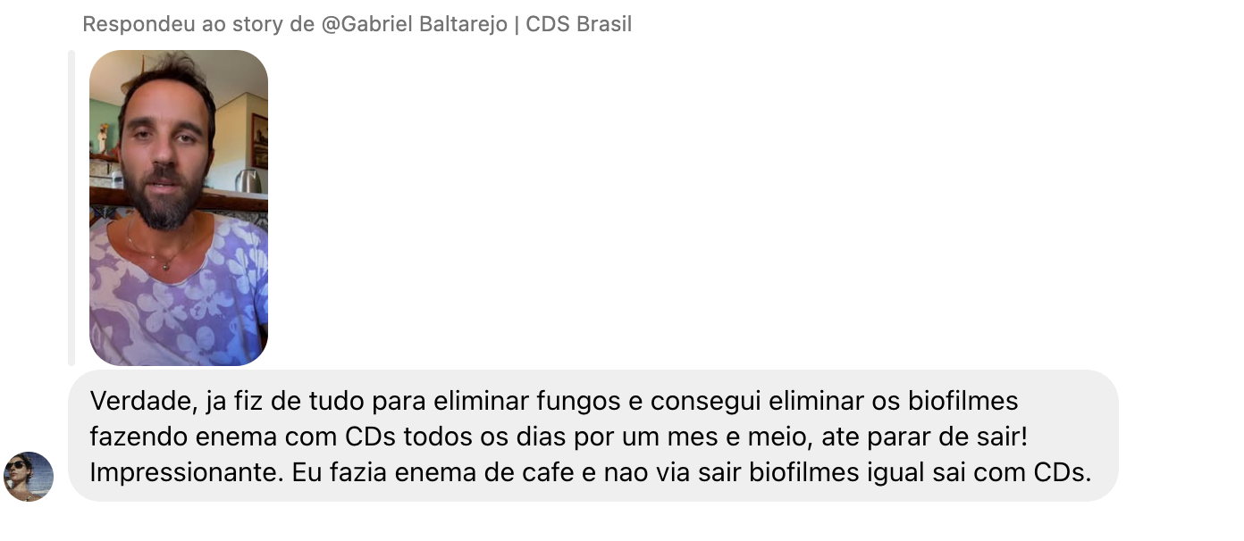 Captura de resposta a um story de Gabriel com relato pessoal sobre enemas de café e com CDS